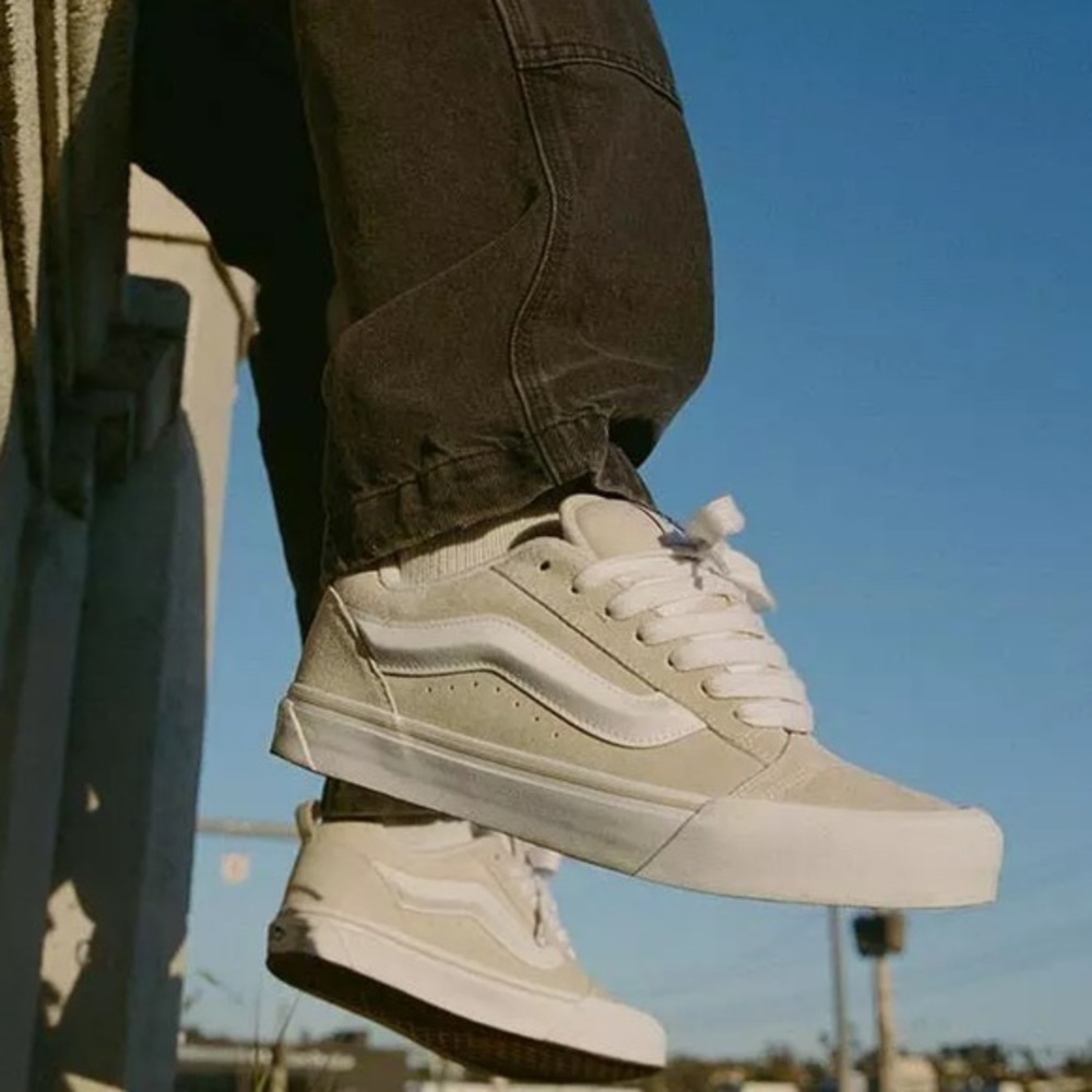 Vans Knu Skool White Gum Suede Sneakers Mens 9.5. Womens 11